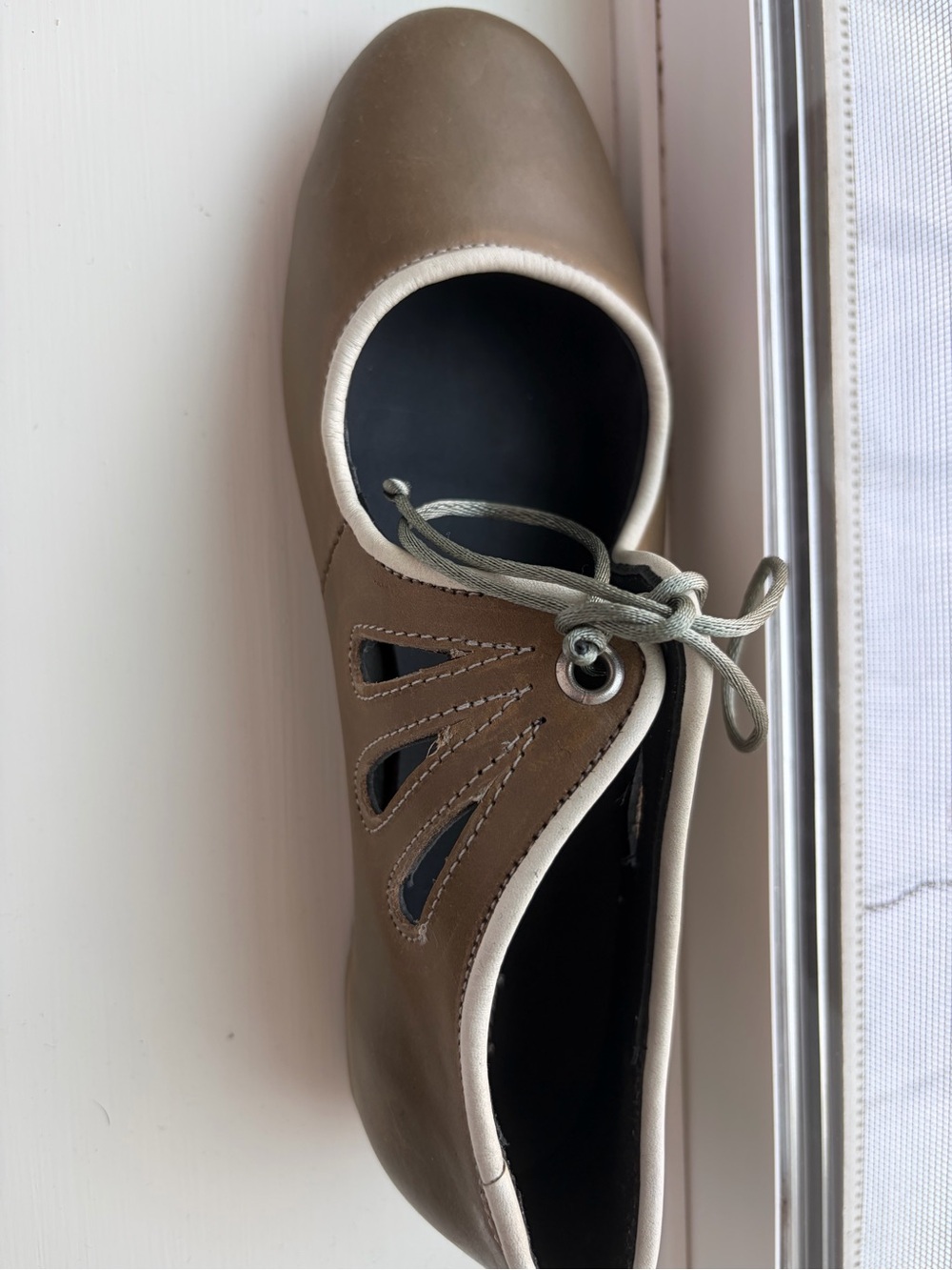 Manuel Skeel Olive Green Cutout leather Lace-Up Flats with Contrast Trim - Picture 4 of 6